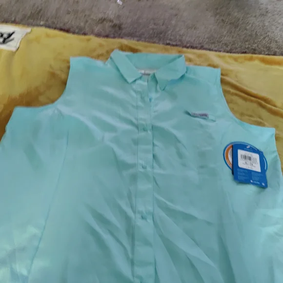 NWT Columbia Women's Sleeveless Light Blue Button Down Shirt - Picture 3 of 5